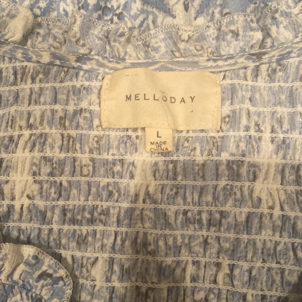 This cute polyester blouse-light blue-tan/grey